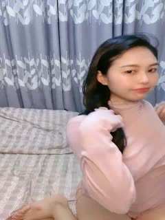 黄片一级免费嘤嘤嘤的再哭..第一次被约炮，还是不习惯【看简介同城一起开发她】